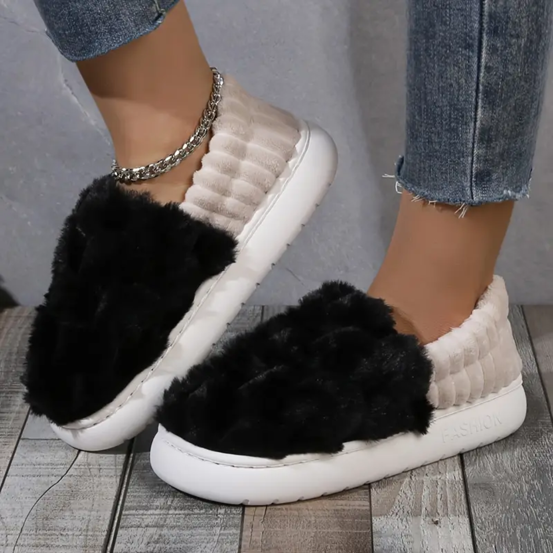 Plaid fluffy slippers in black for women