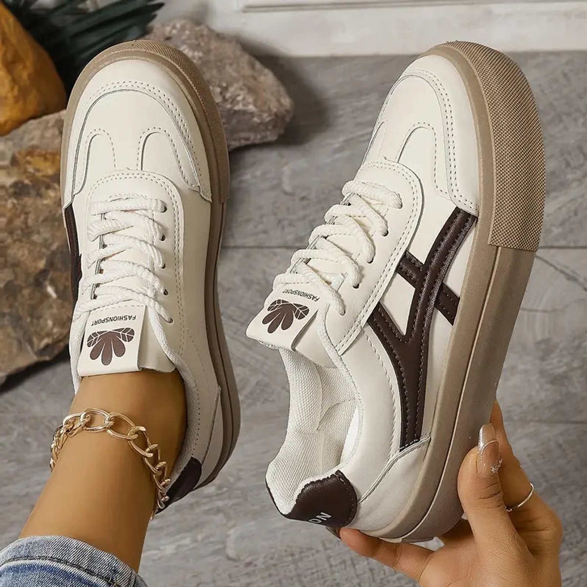 Lace-up cushioned sneakers for women