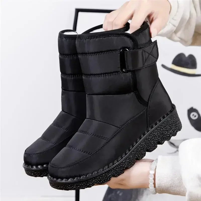 Quilted water-resistant ankle snow boots in black for women