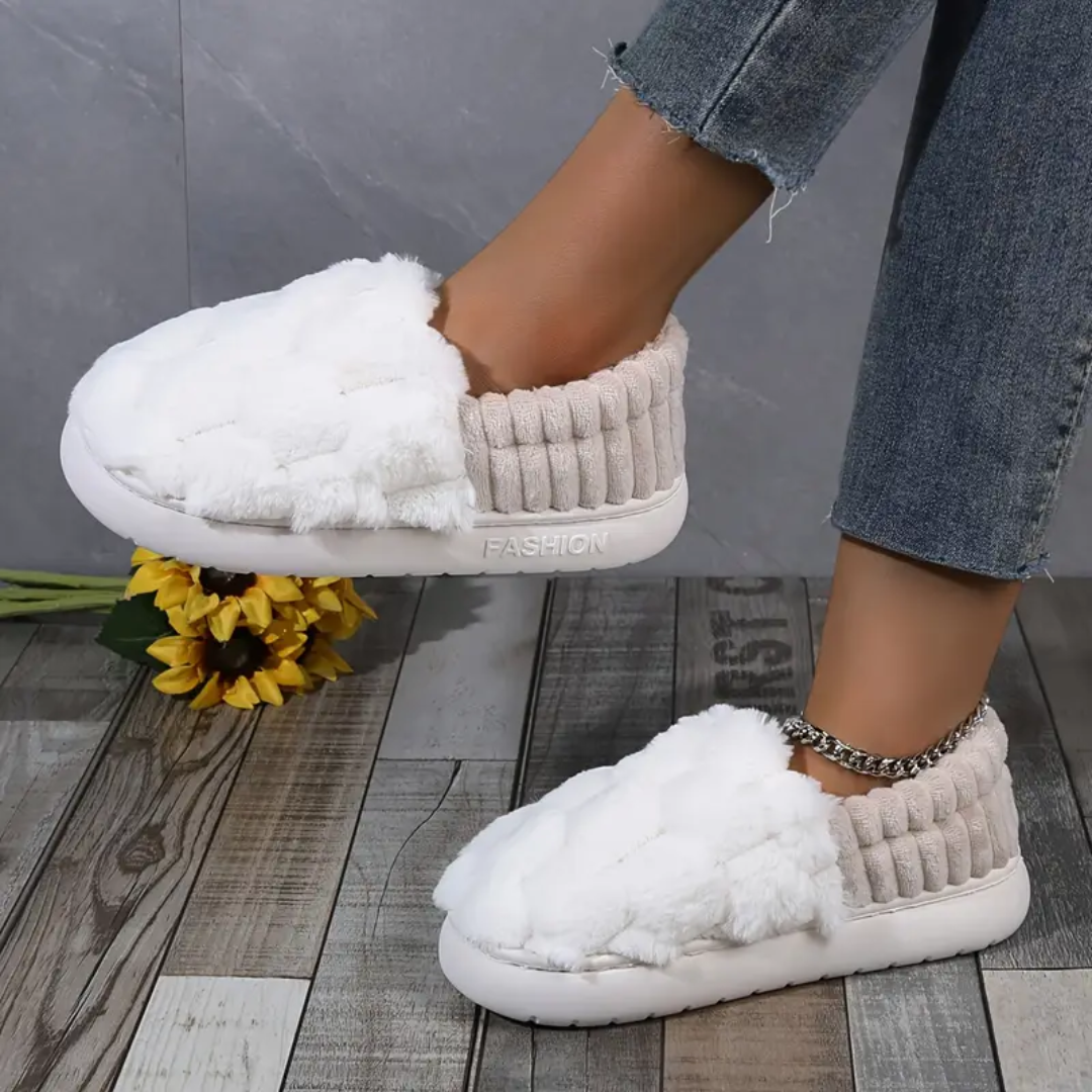 Plaid fluffy slippers in white for women