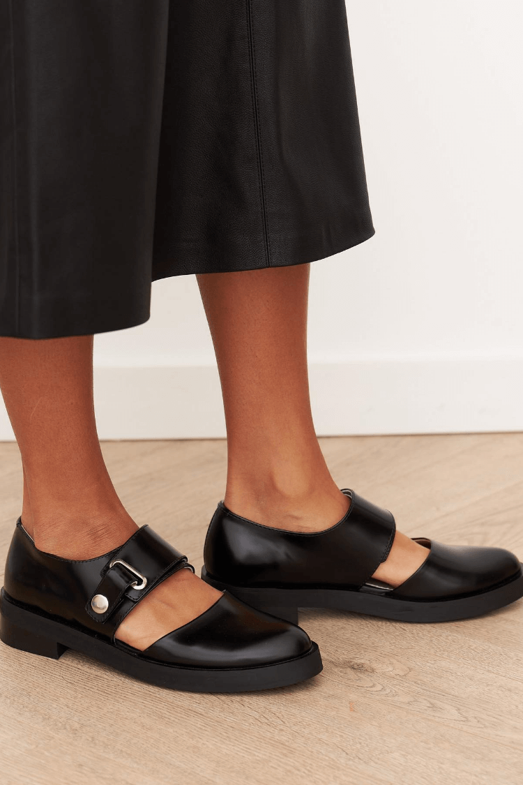 Canelle™ | Mocasines con hebilla negra