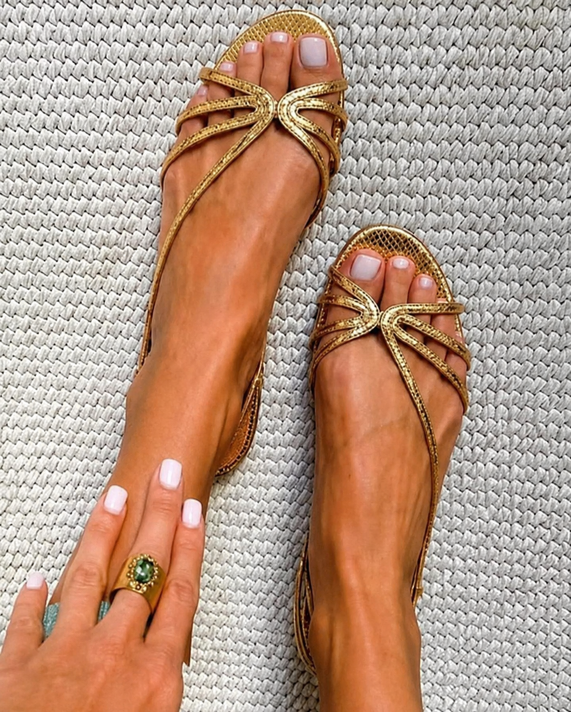 Sandalias tiras metalizadas dorado