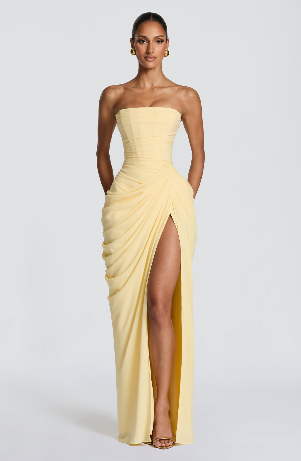 Vestido largo con corsé strapless y abertura lateral
