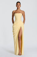 Vestido largo con corsé strapless y abertura lateral