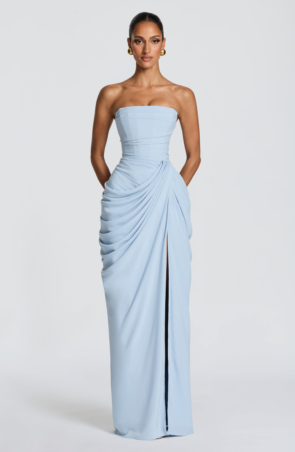 Vestido largo con corsé strapless y abertura lateral