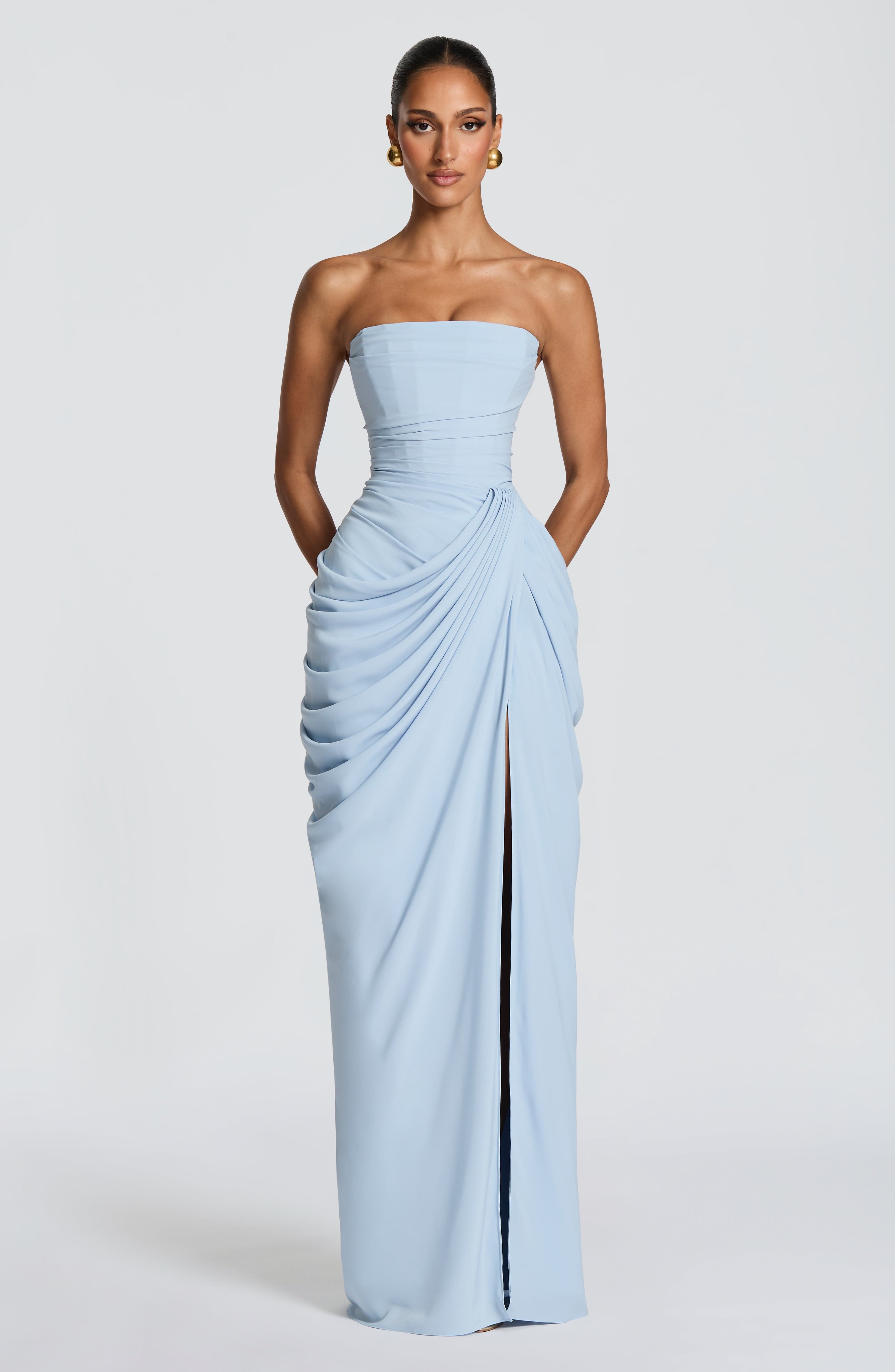Vestido largo con corsé strapless y abertura lateral