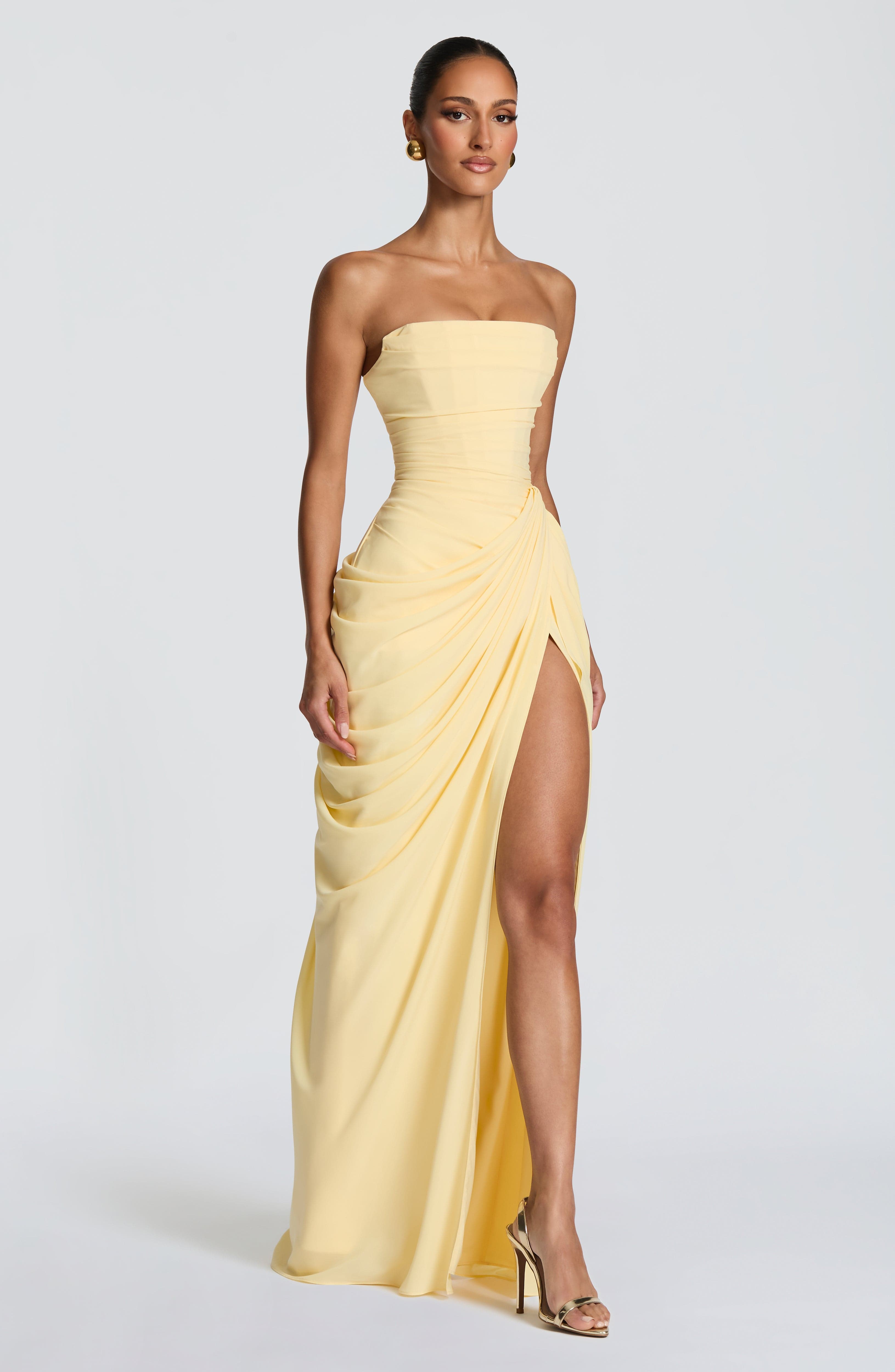 Vestido largo con corsé strapless y abertura lateral