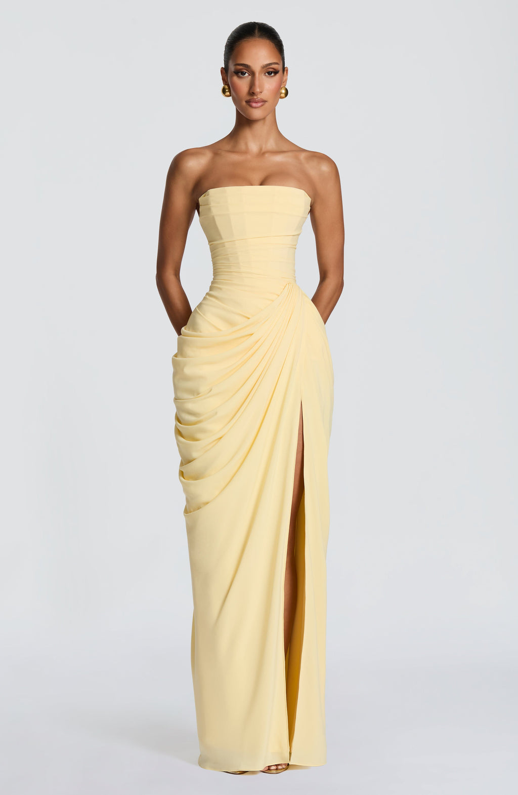 Vestido largo con corsé strapless y abertura lateral