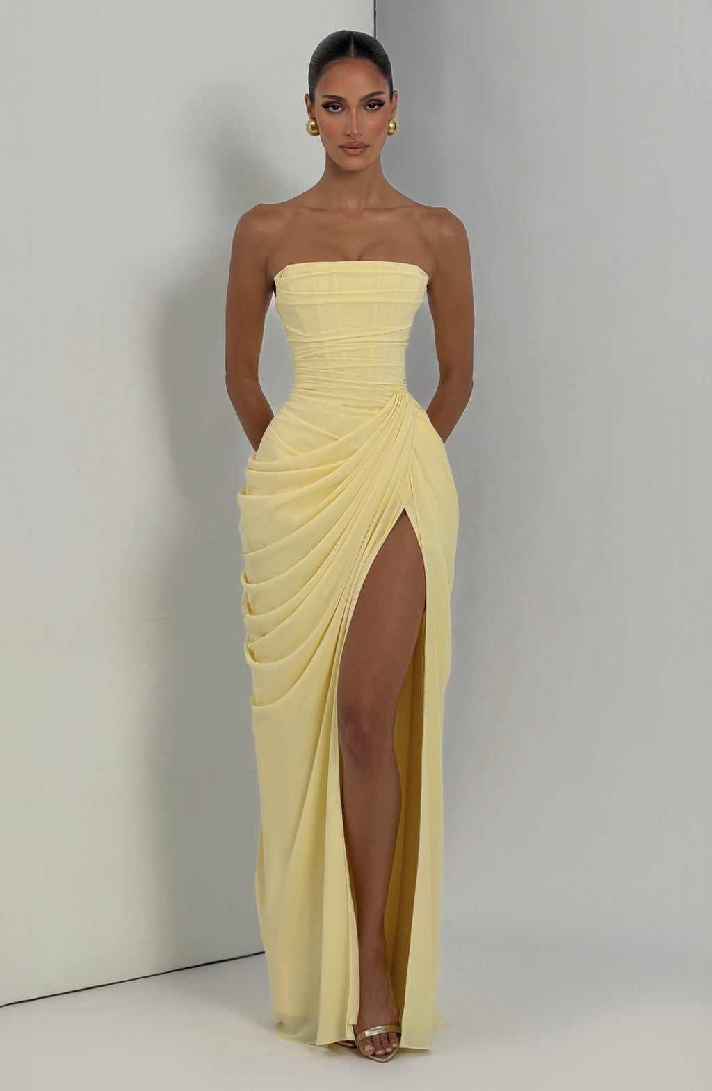 Vestido largo con corsé strapless y abertura lateral