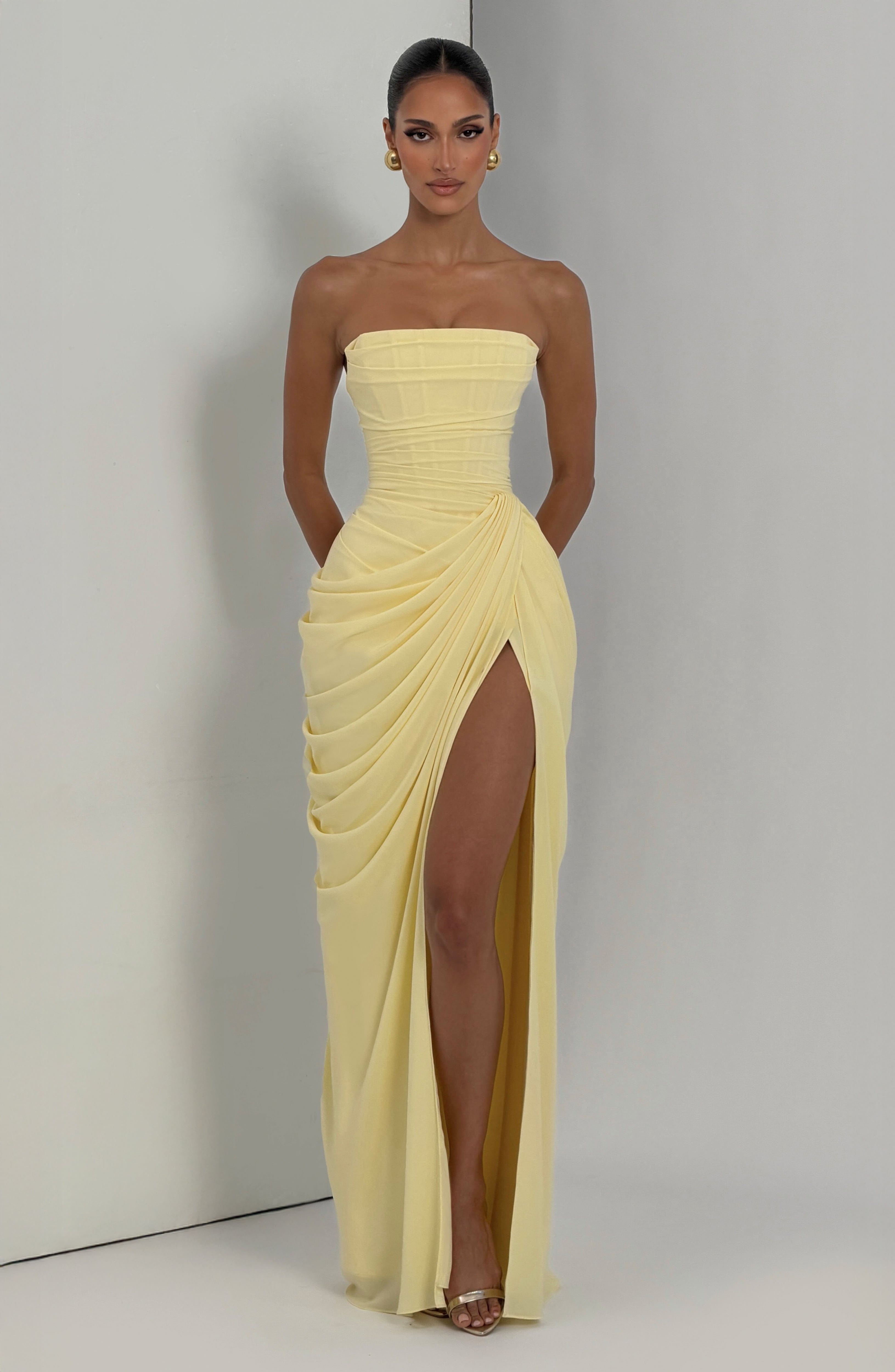 Vestido largo con corsé strapless y abertura lateral