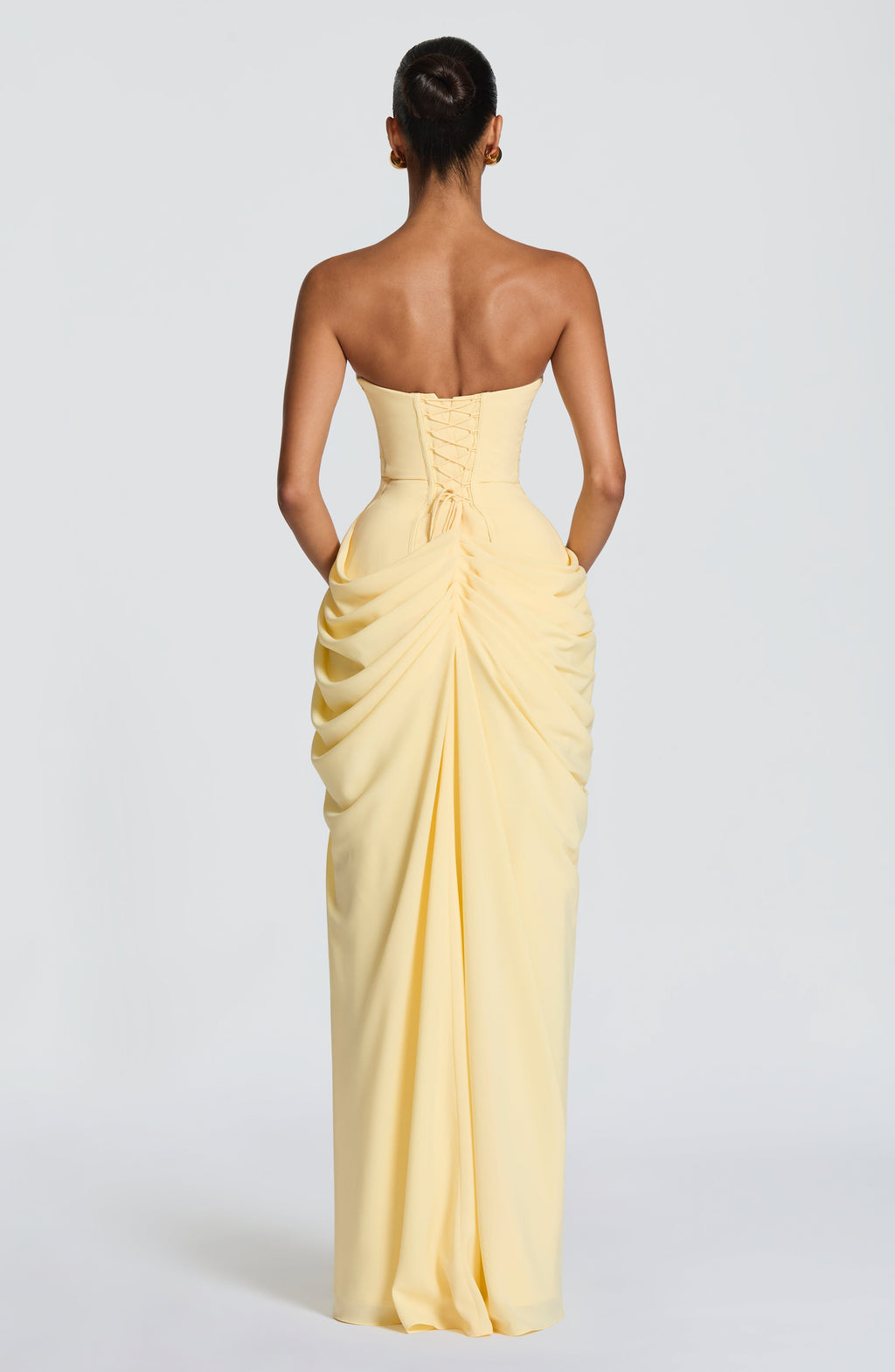 Vestido largo con corsé strapless y abertura lateral