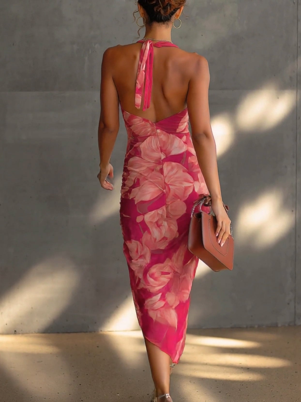 Vestido midi floral plisado con cuello drapeado