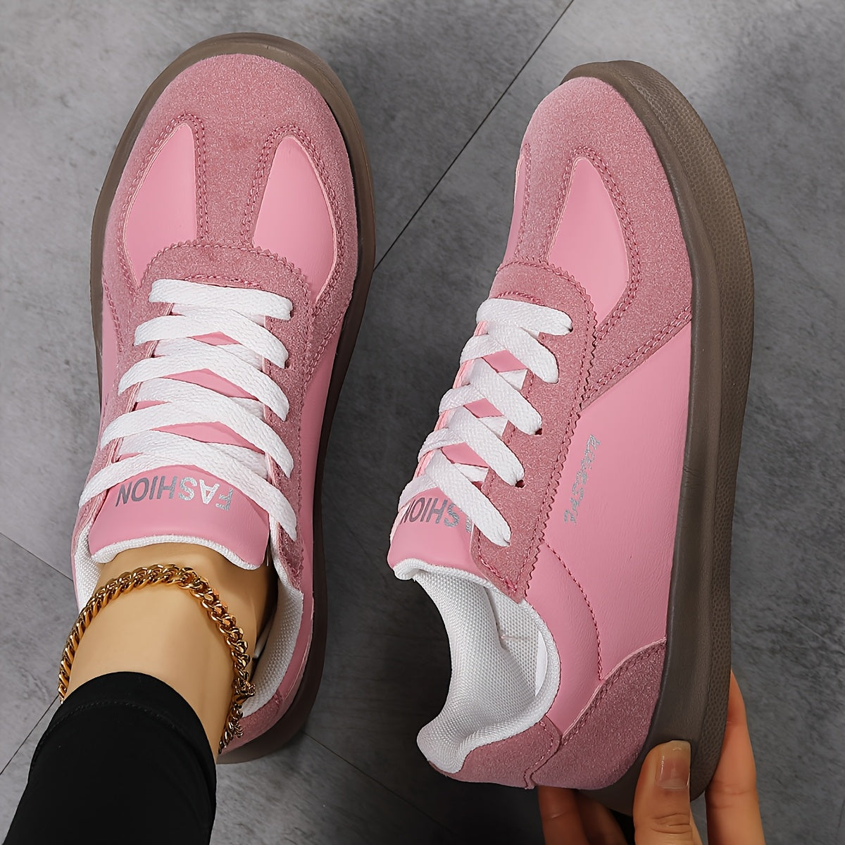 Low-top sneakers for women