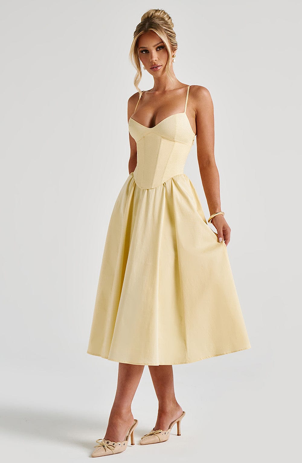 Vestido midi babydoll con corsé y falda de tul