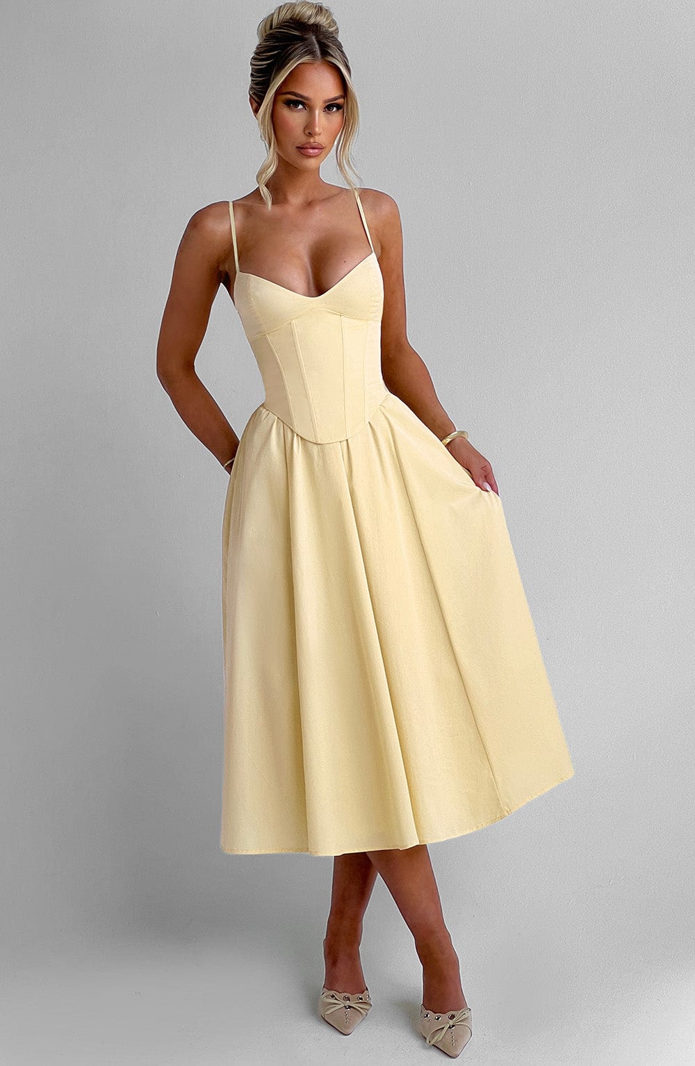 Vestido midi babydoll con corsé y falda de tul