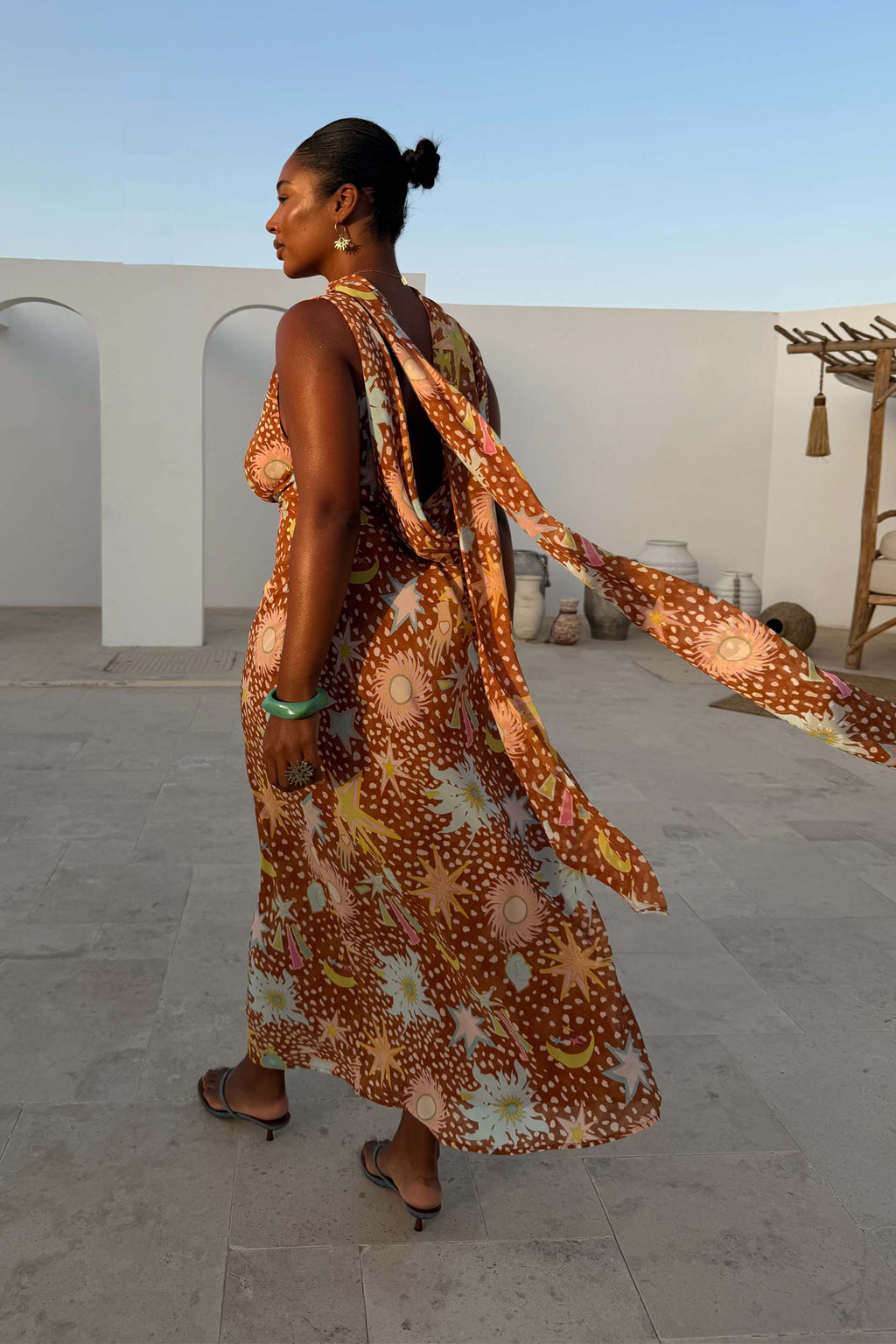 Vestido largo con cuello drapeado halter y espalda baja