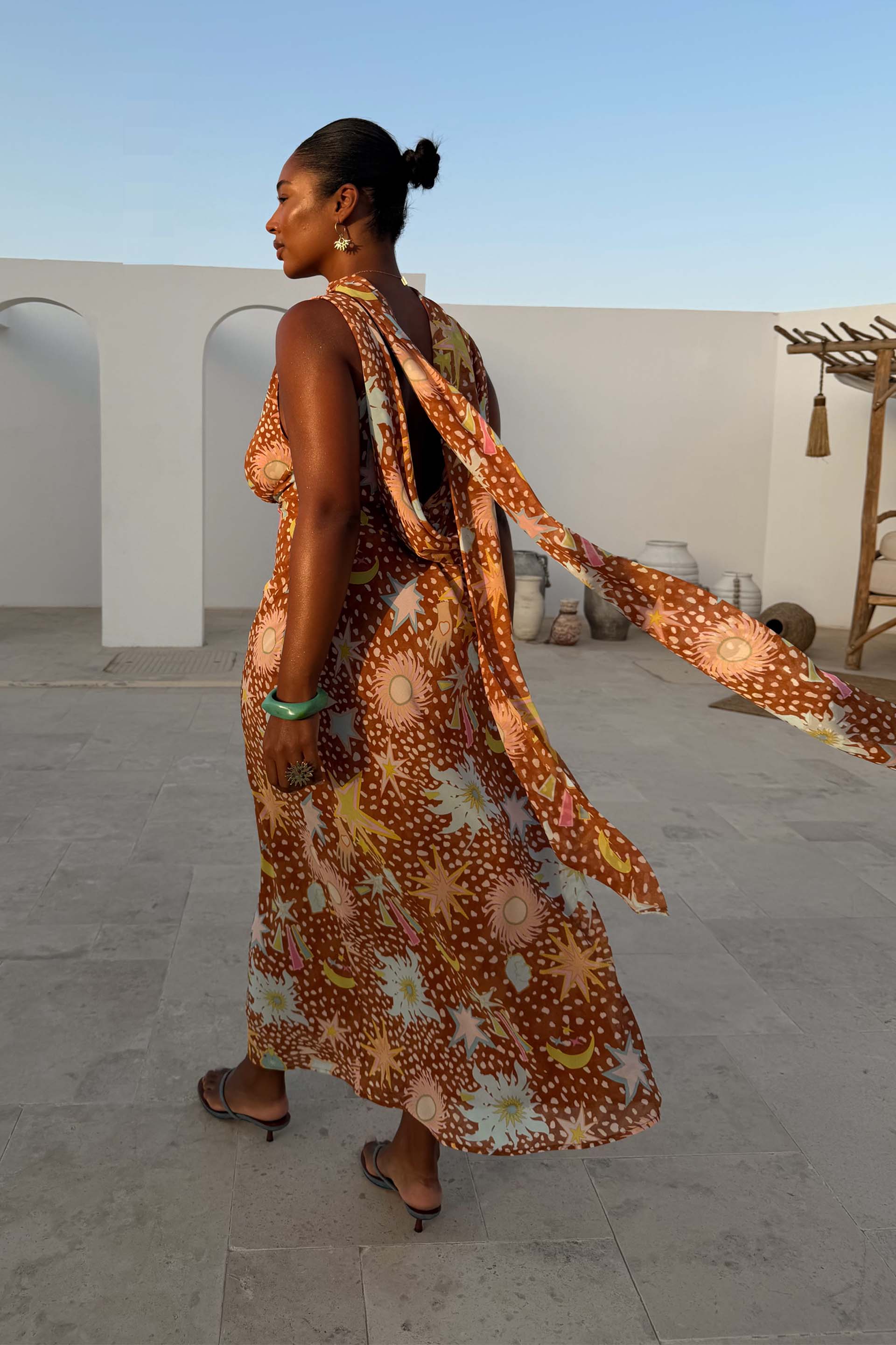 Vestido largo con cuello drapeado halter y espalda baja