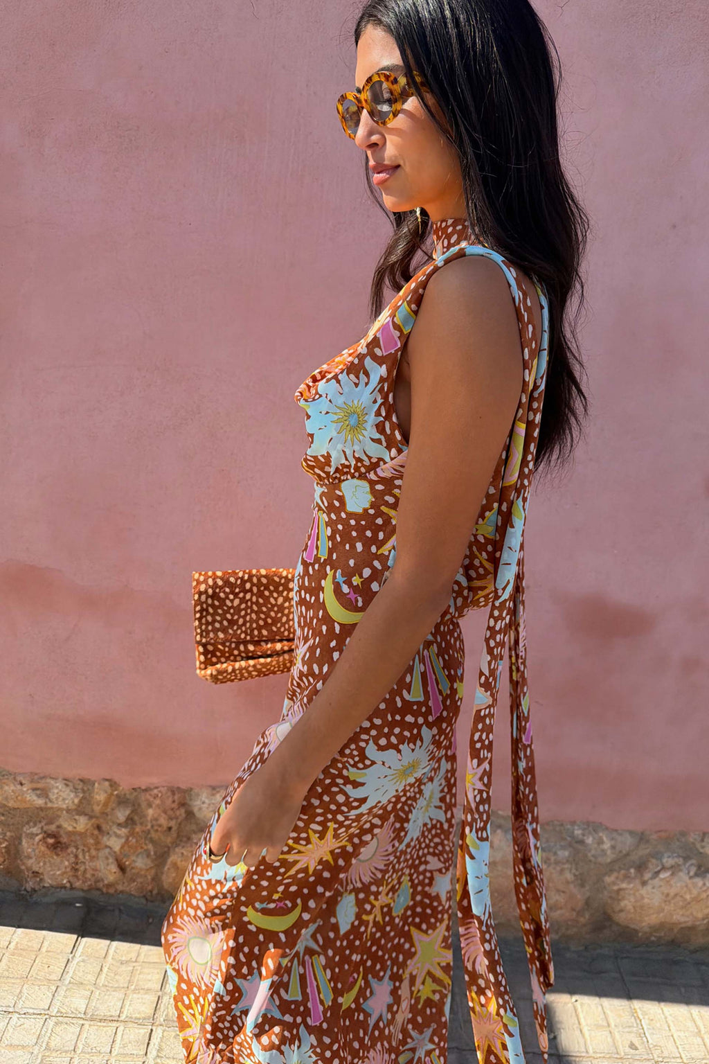 Vestido largo con cuello drapeado halter y espalda baja