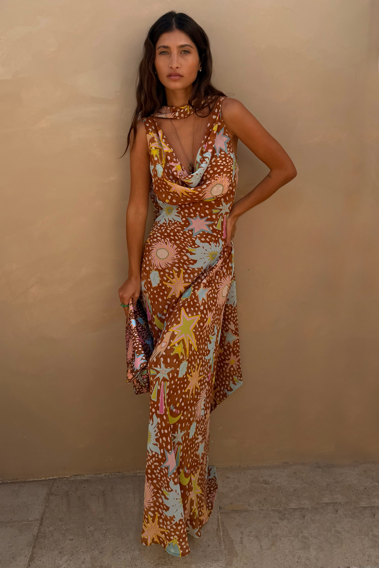 Vestido largo con cuello drapeado halter y espalda baja