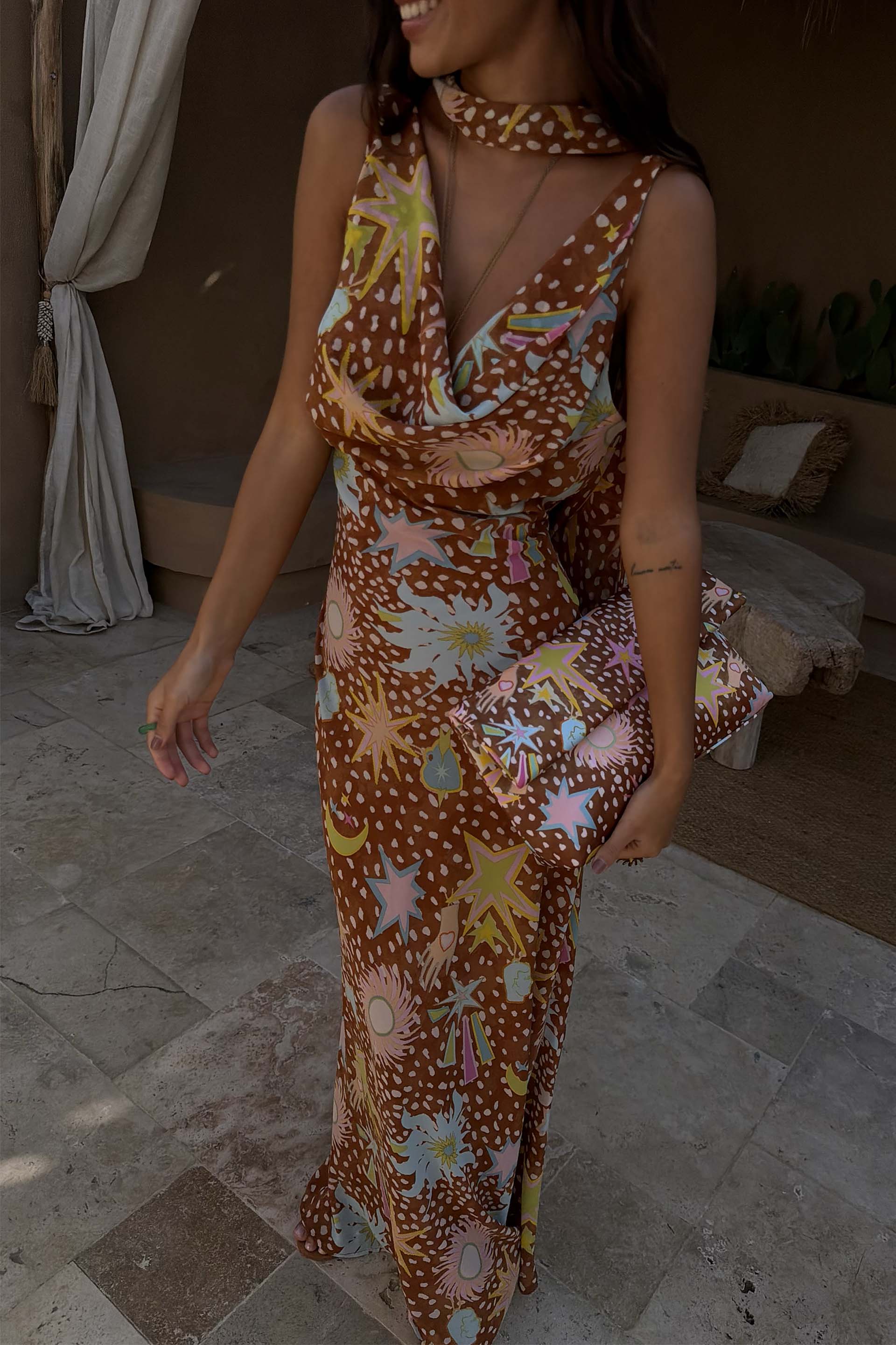 Vestido largo con cuello drapeado halter y espalda baja