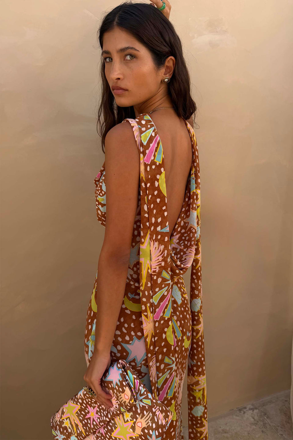 Vestido largo con cuello drapeado halter y espalda baja