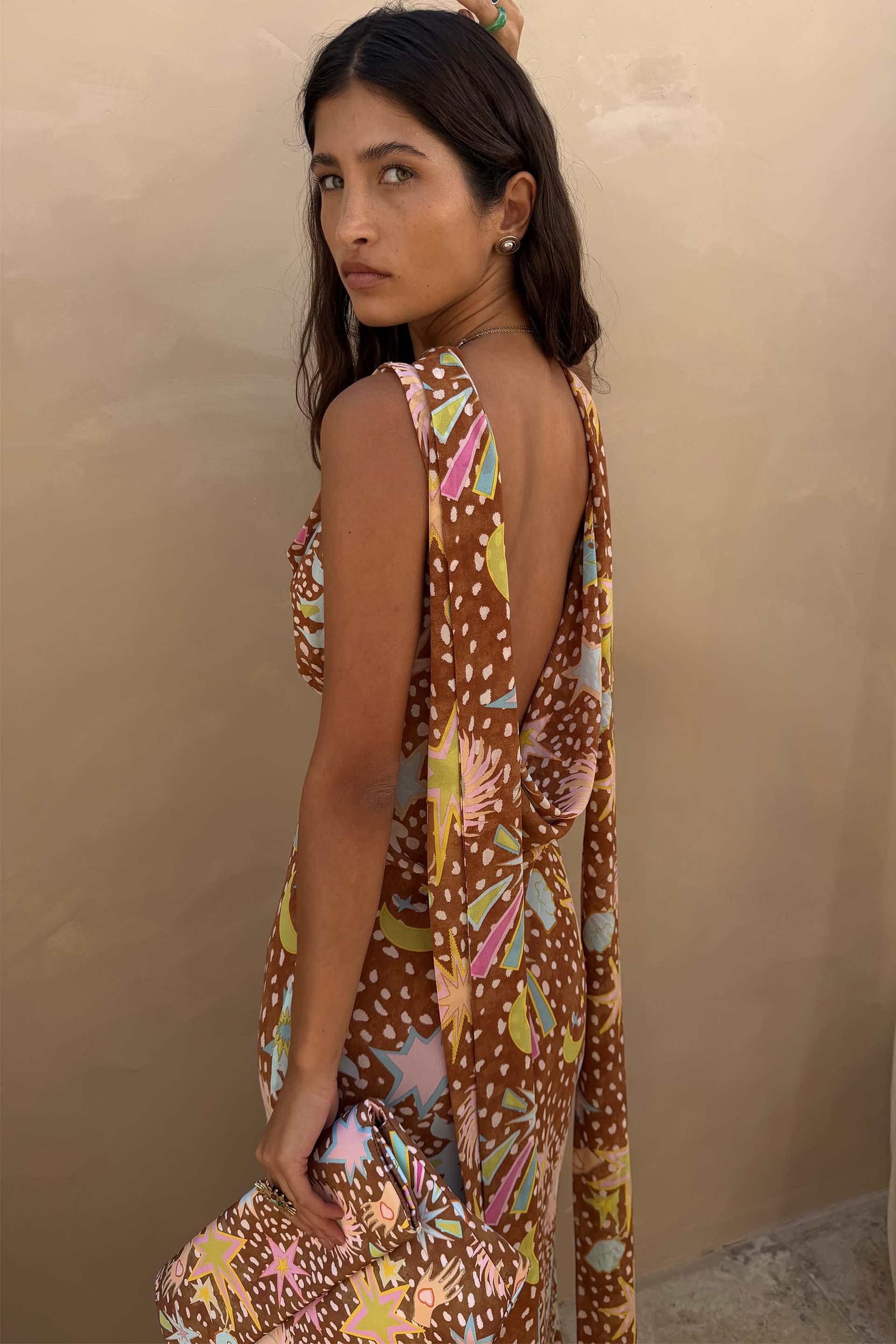 Vestido largo con cuello drapeado halter y espalda baja