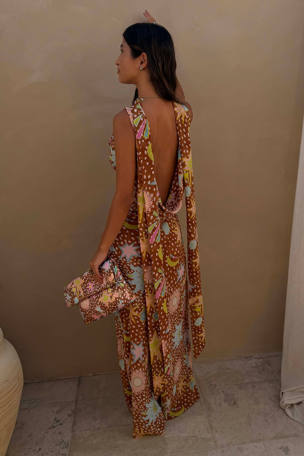 Vestido largo con cuello drapeado halter y espalda baja