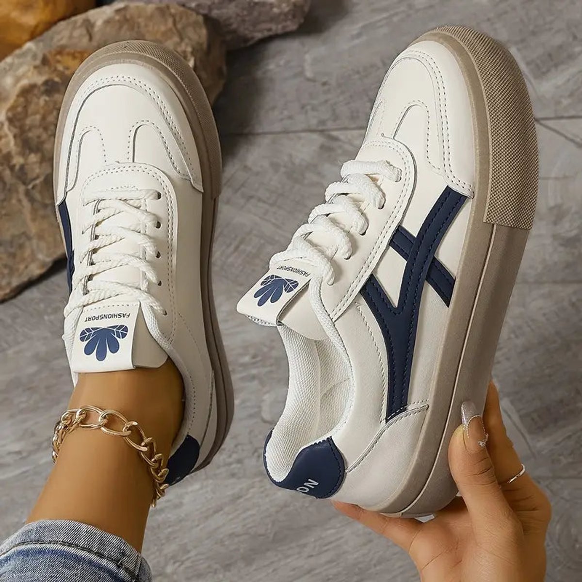 Lace-up cushioned sneakers for women