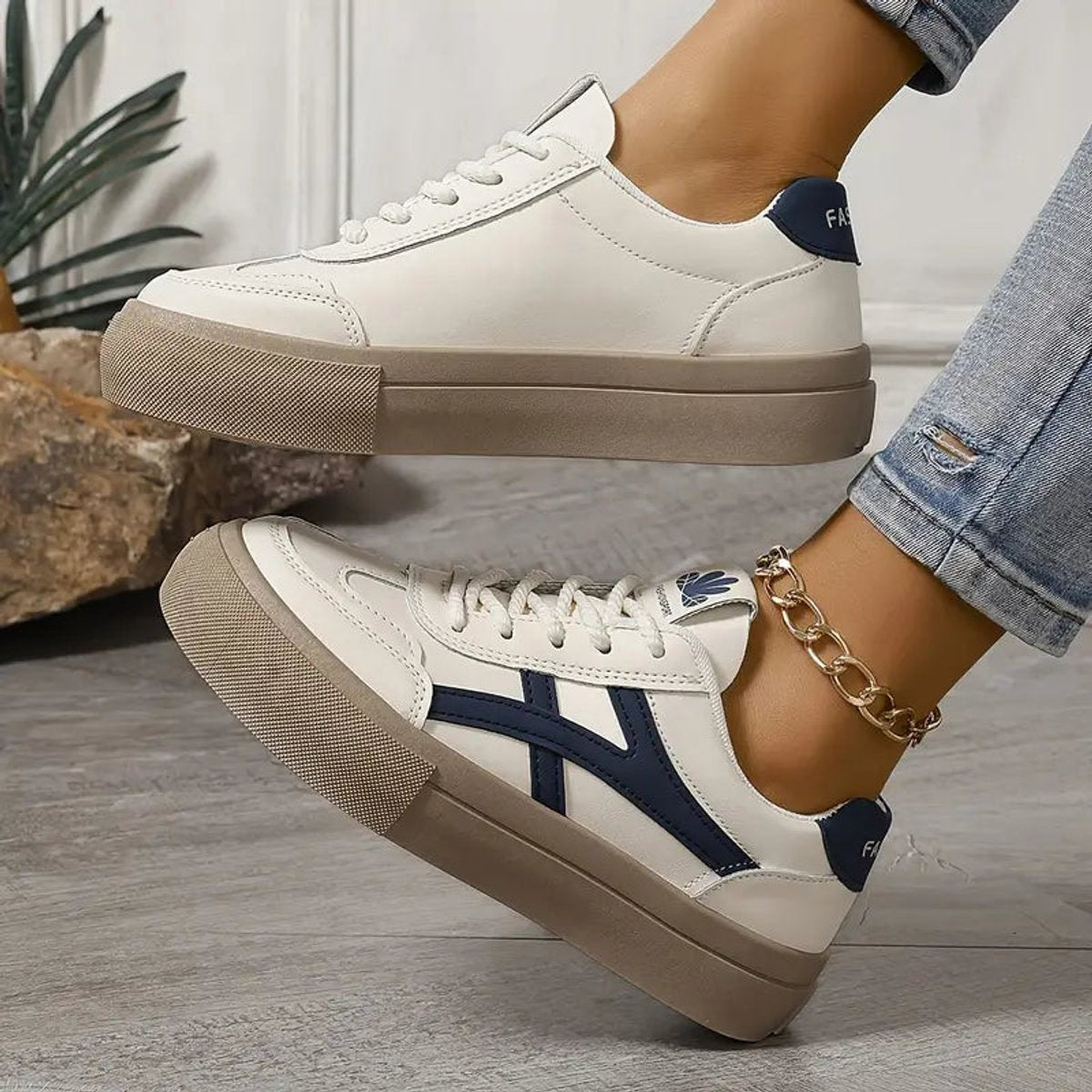 Lace-up cushioned sneakers for women