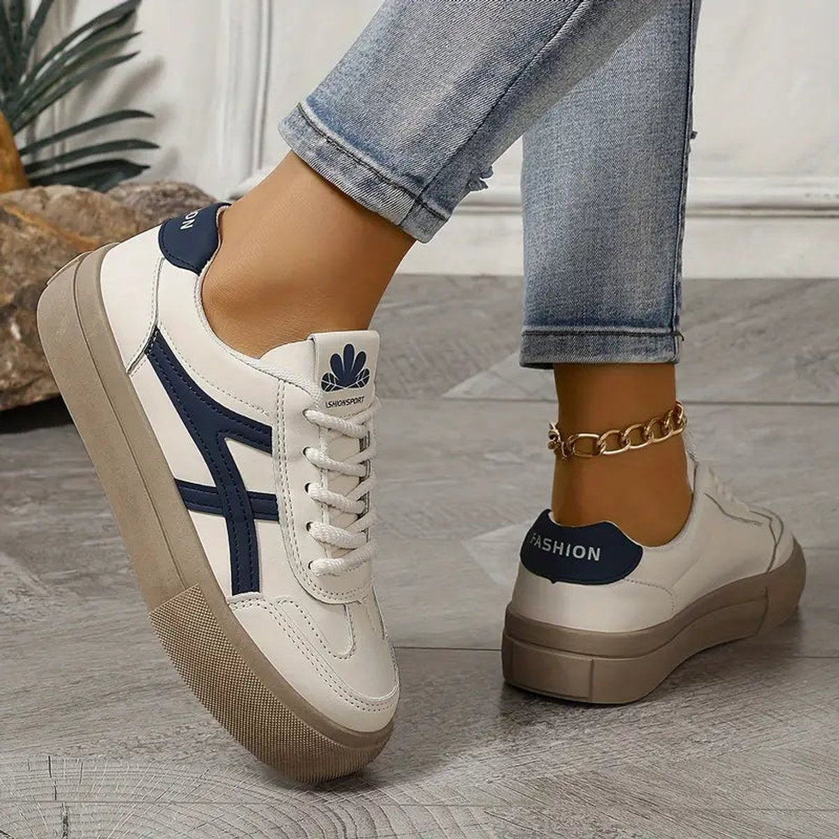 Lace-up cushioned sneakers for women